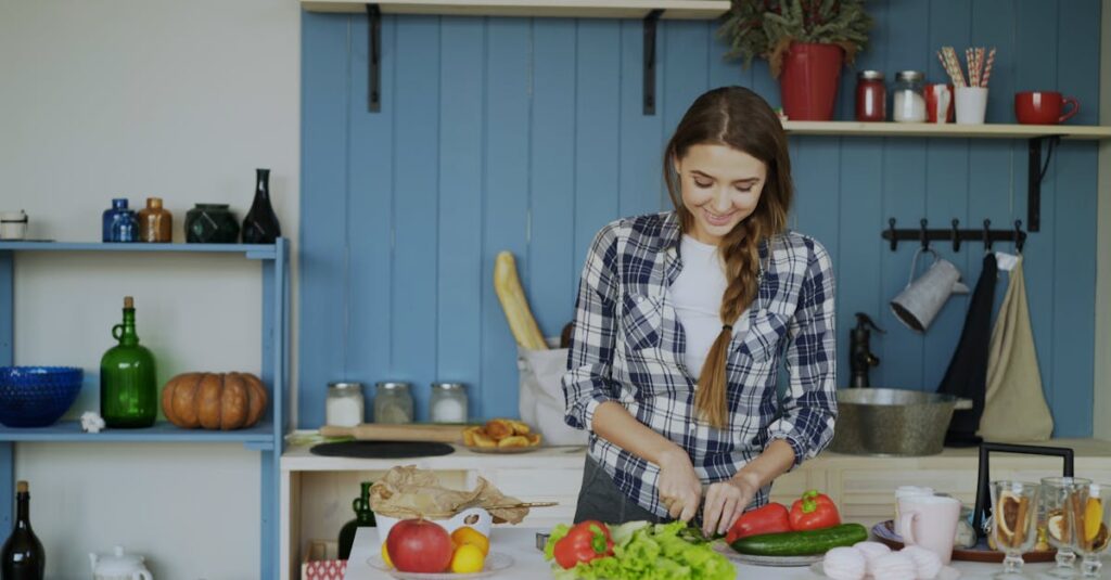 自宅での料理を笑顔で楽しむ男女の様子