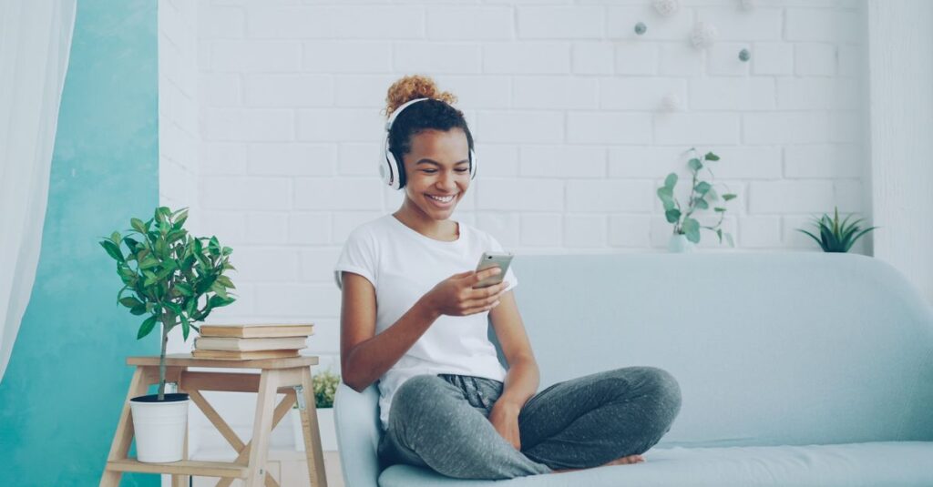 スマホで簡単に家事代行を予約できる様子。スムーズな操作と直感的なUIをイメージ。