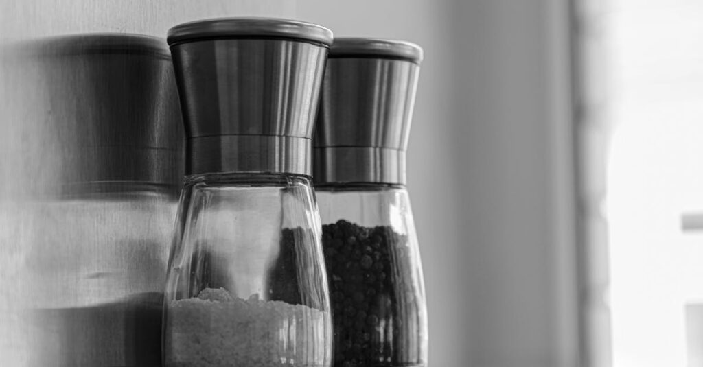 キッチンに並ぶオートクッカービストロと届いた調味料セット