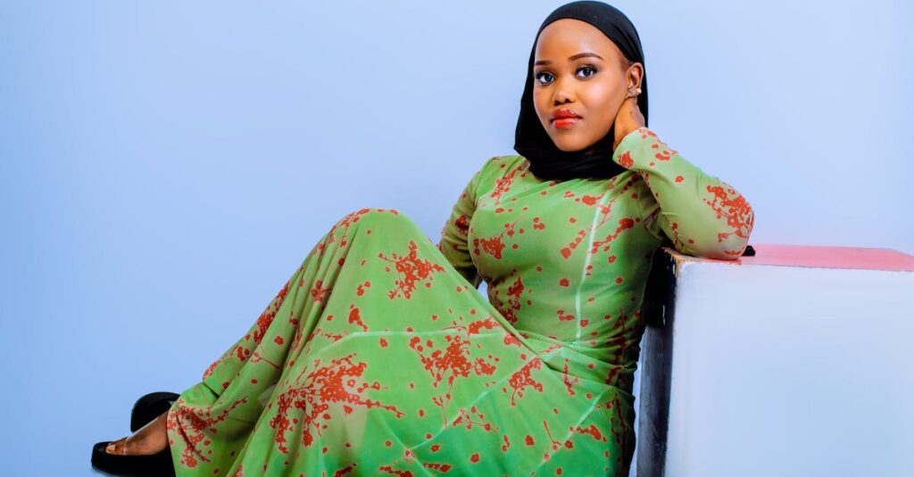 ABEMAプレミアムの公式レビュー画面をパソコンで確認している様子