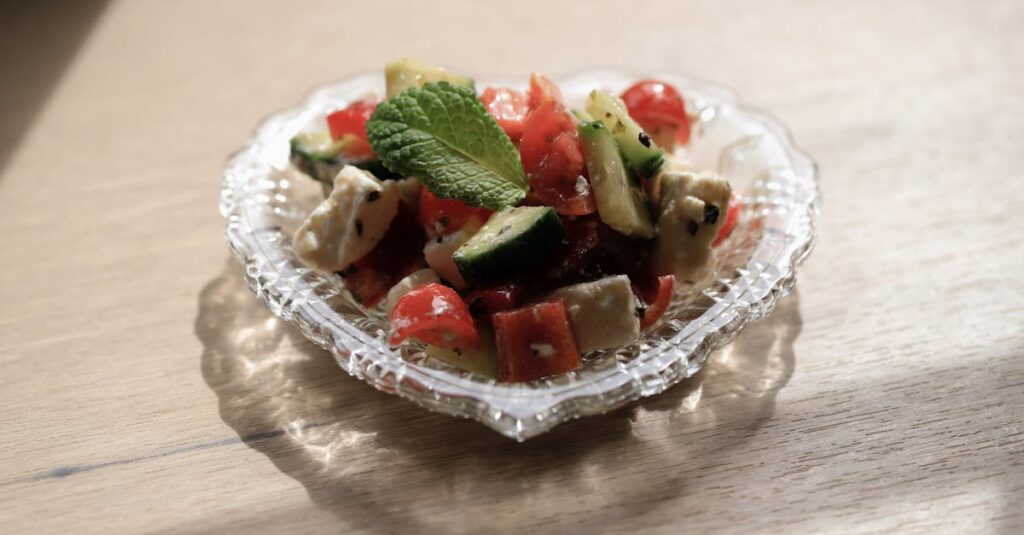 栄養バランスと美味しさを両立した冷蔵のお惣菜が並ぶ食卓の様子
