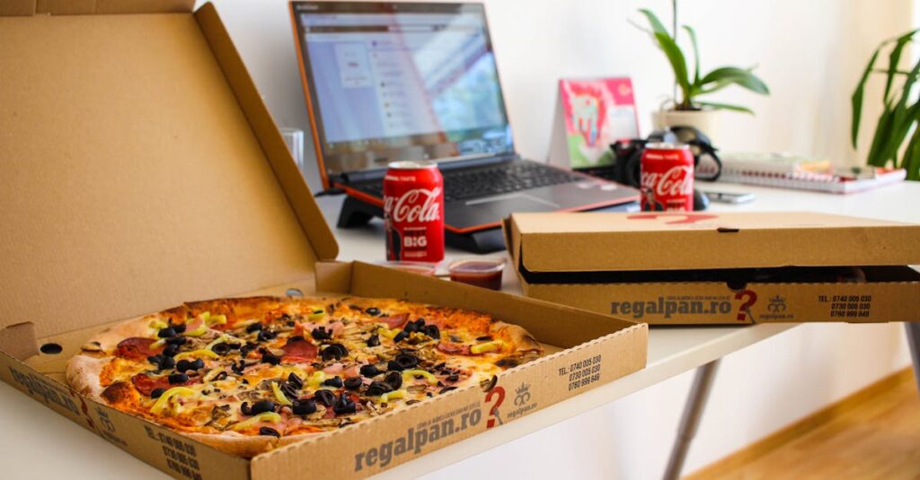 食材宅配サービスに興味を持って調べる女性