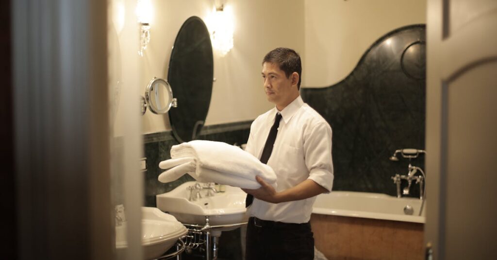 初めて家事代行を使った利用者の安心感を表現するシーン。笑顔の主婦と丁寧に対応するスタッフ。