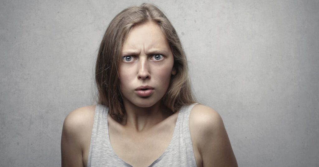 ABEMAプレミアムに課金するか迷っているユーザーのイメージ