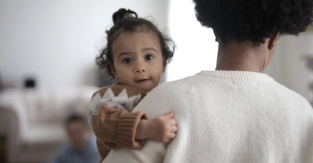 Berpyとともに、赤ちゃんとの日々をやさしく抱きしめている親子の感動的な画像。