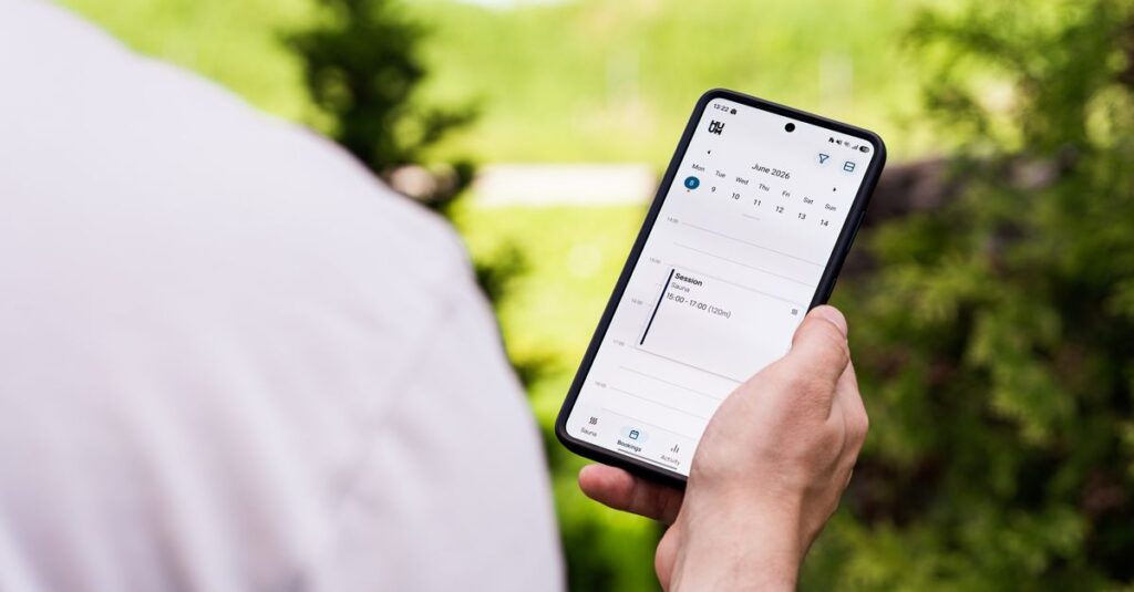 スマホで簡単に家事代行を予約できる様子。スムーズな操作と直感的なUIをイメージ。