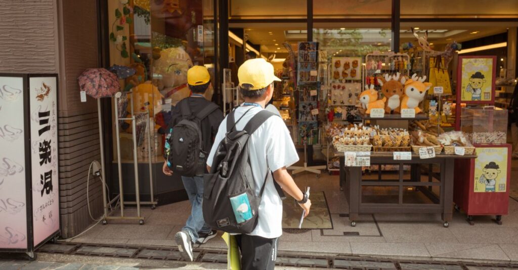 日本の知育玩具レンタルサービスを象徴する明るい室内の親子の様子