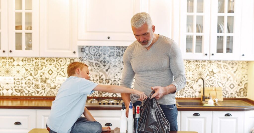 子育て中の家庭で家事代行を活用する場面。母親の育児を助けるスタッフの様子。