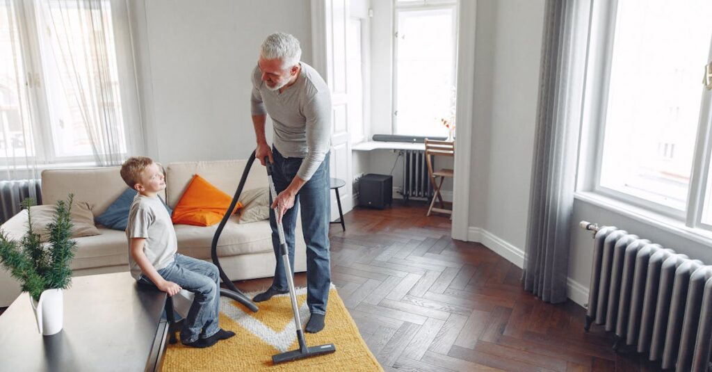 子育て中の家庭で家事代行を活用する場面。母親の育児を助けるスタッフの様子。