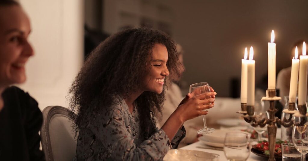 家族団らんでリラックスして食事を楽しむ様子