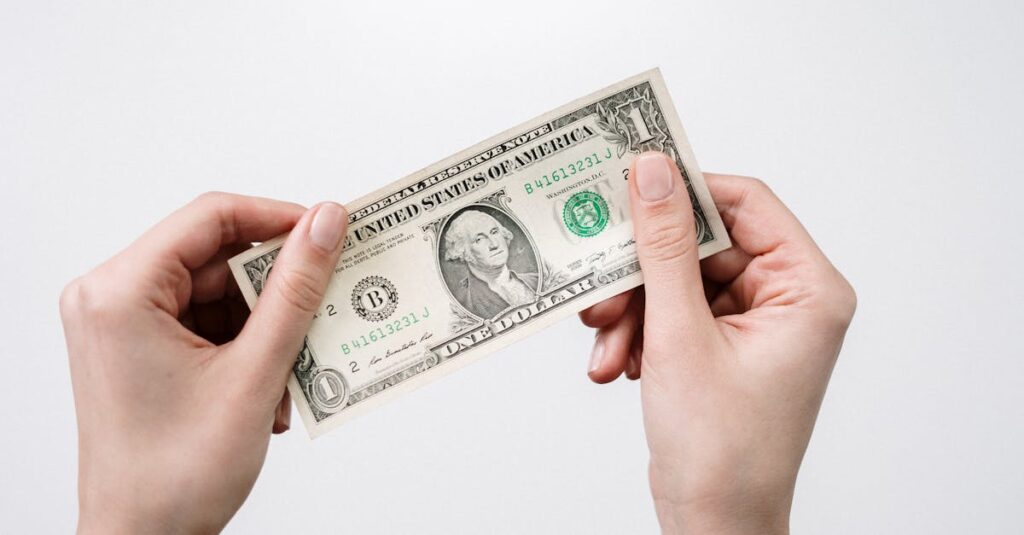 費用対効果が高い家事代行サービスの満足感を表すシーン。コストと品質のバランスに満足する利用者。