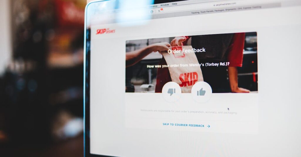 宅配サービスの勧誘が不安で事前にレビューを調べる様子