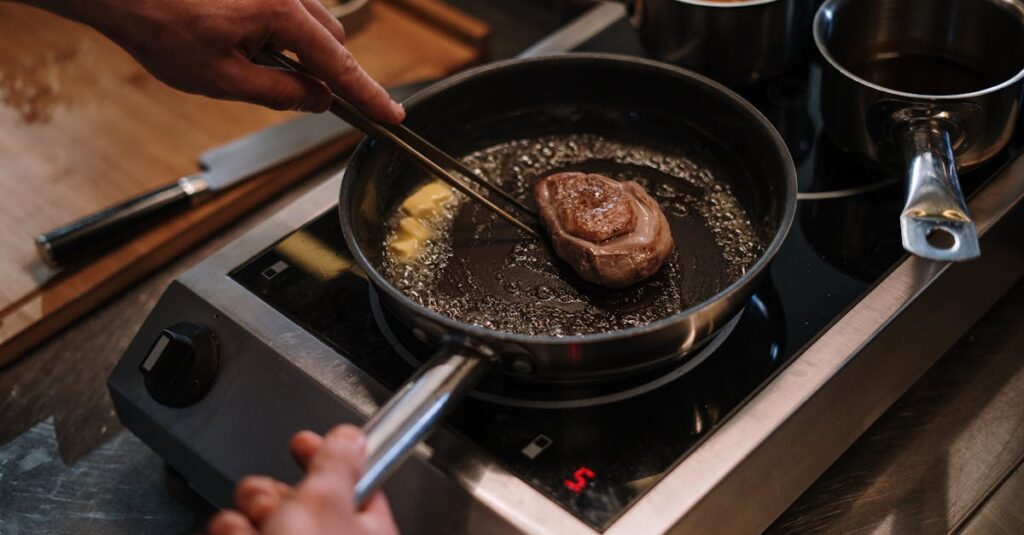 材料を鍋に入れてボタンを押すだけで料理が進む様子