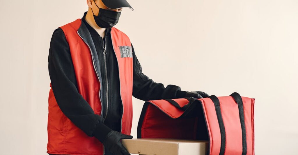 届いたパルシステムの箱を開けて中身を確認する主婦