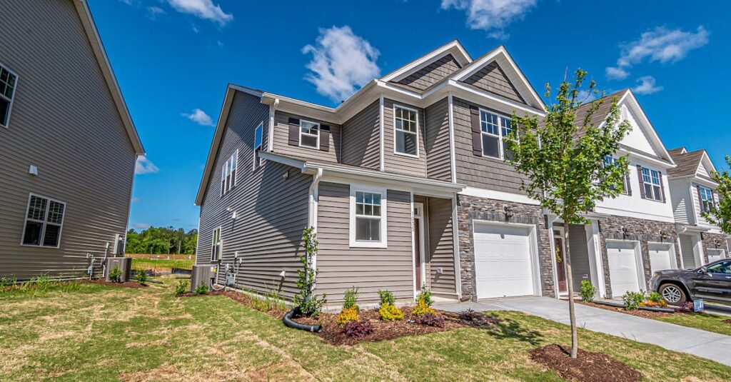 不動産業界から家事代行に進出した背景を表すイメージ。清掃中のスタッフと住宅街の組み合わせ。