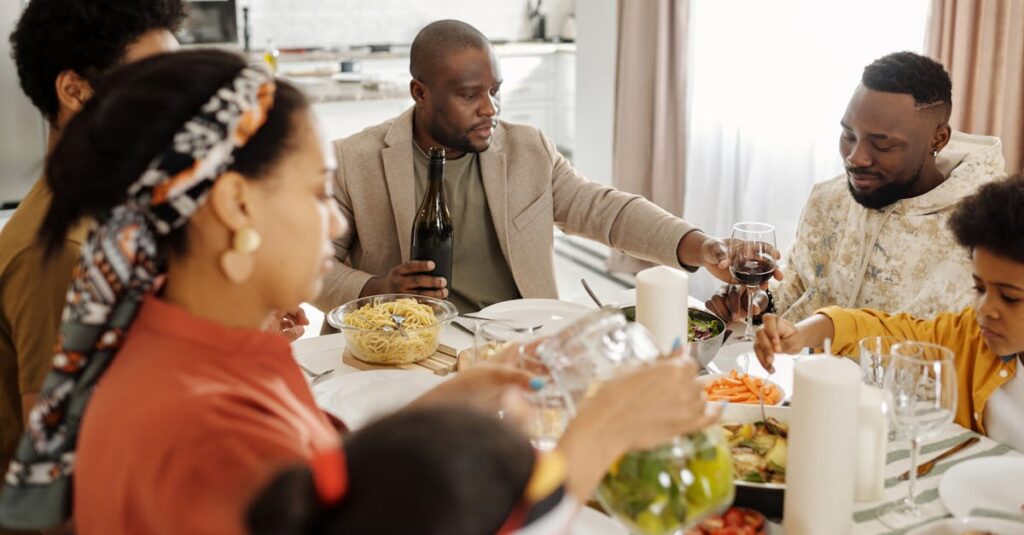 共働き夫婦がつくりおき.jpの惣菜で平日の食事を効率化する様子