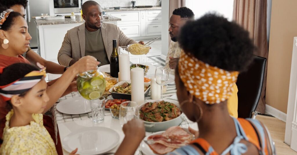 共働き家庭がコープデリのミールキットで簡単に夕食を準備している様子