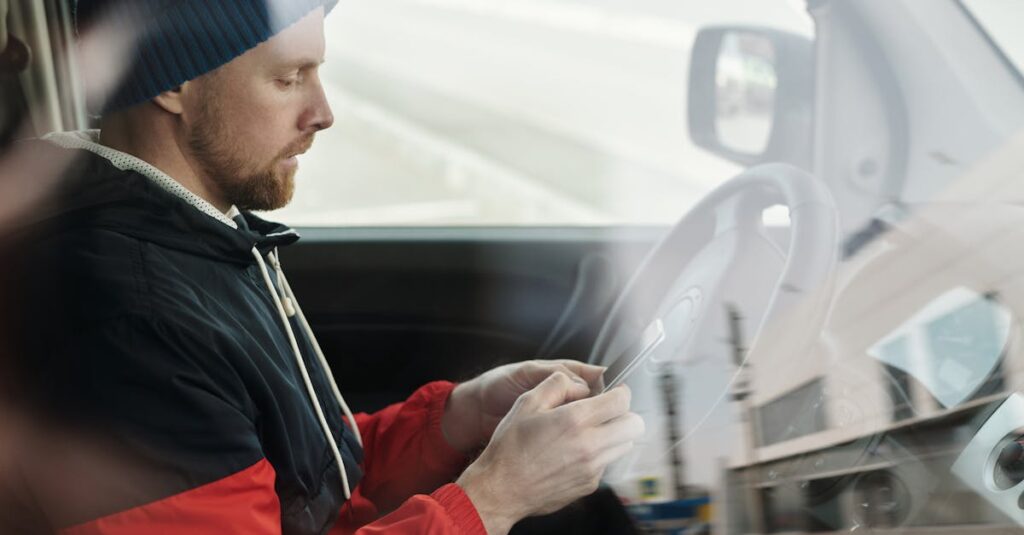 通勤中にABEMAプレミアムを利用しているシーンのイメージ画像