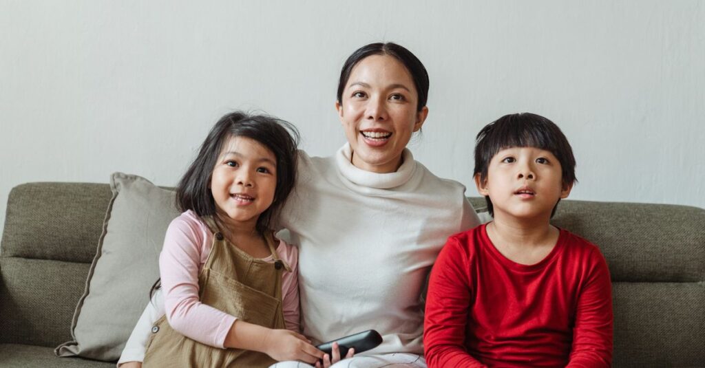 一人暮らし向けと家族向けのテレビプラン選びを比較したイメージ。