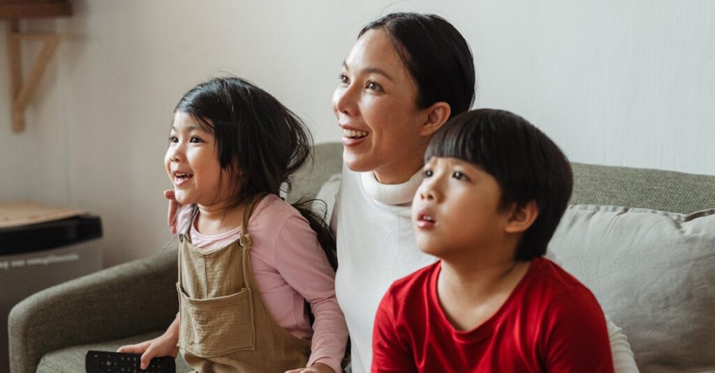 家族みんなでテレビを楽しんでいる様子。スカパーの多様なチャンネルが背景に映る。
