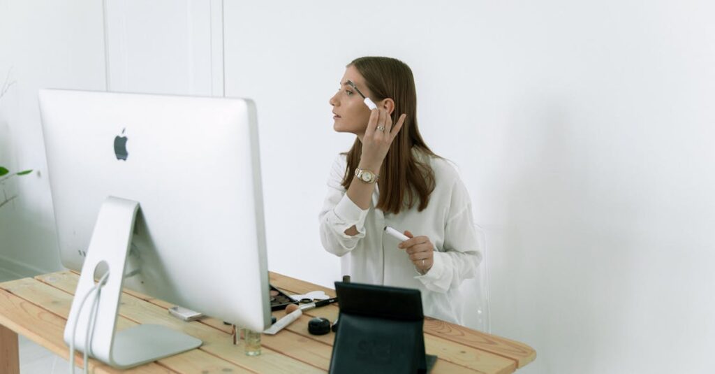 パルシステムのおためし宅配をスマホで申し込む女性