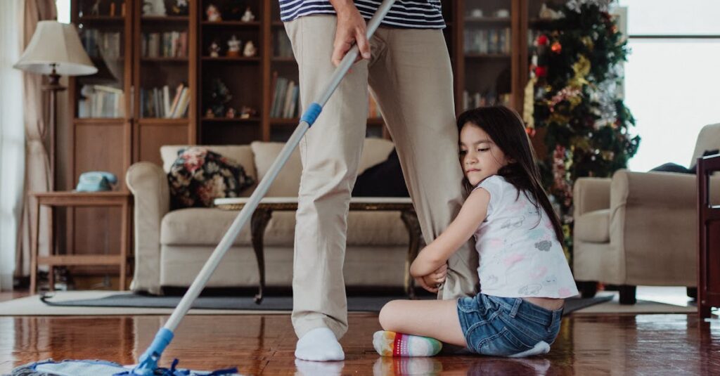 共働き家庭で家事代行を利用する様子。忙しい夫婦に代わって家事をこなすスタッフ。
