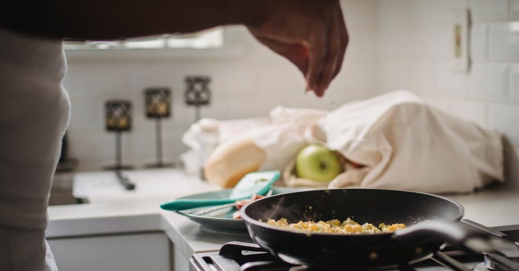 料理初心者が自動調理鍋と調味料を準備している様子