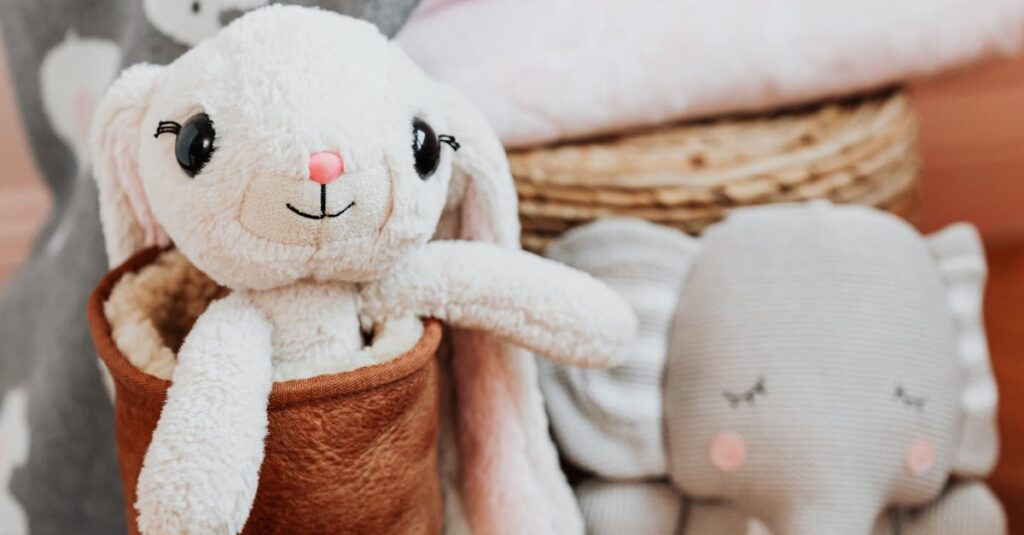 保育士が子どもに合った知育玩具を選定している様子