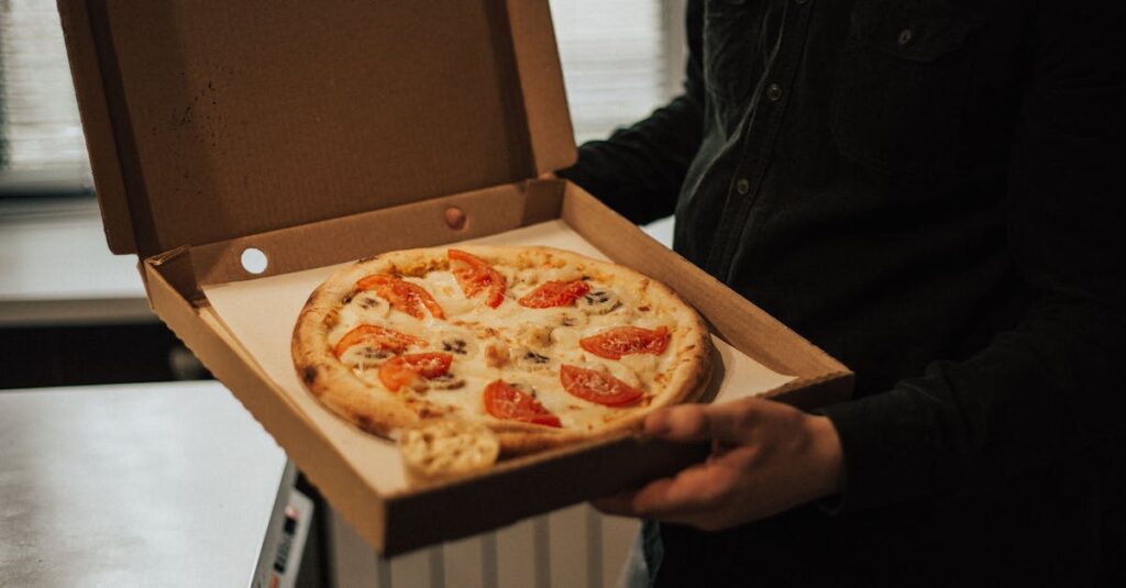 ヨシケイやオイシックスなど宅配食サービスのロゴや箱のイメージ