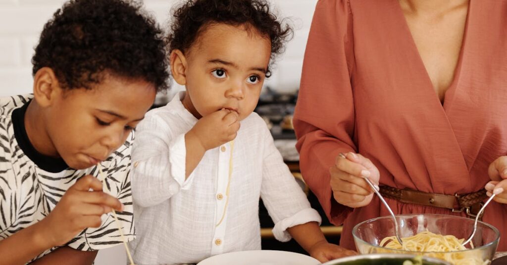 忙しい親が短時間で夕食を用意している様子