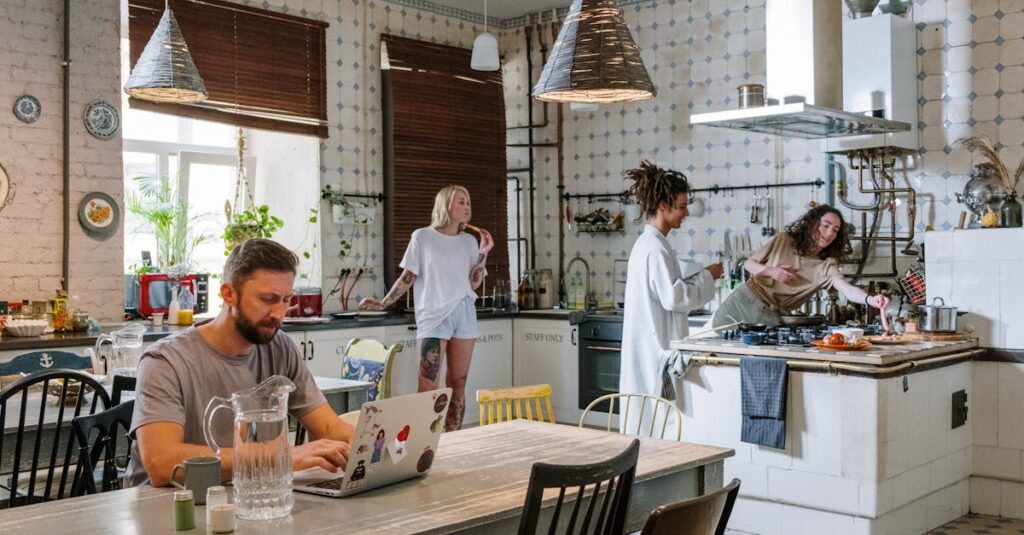 静かで落ち着いたキッチンで料理を楽しむ大人の女性