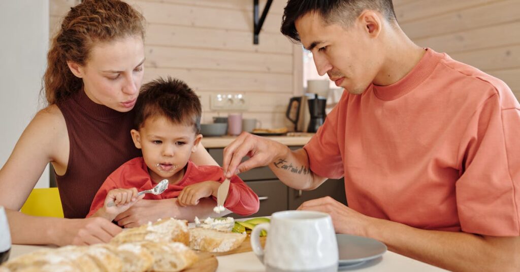 子育て中のパパママが時短に活用するつくりおき.jpの惣菜と笑顔の食卓