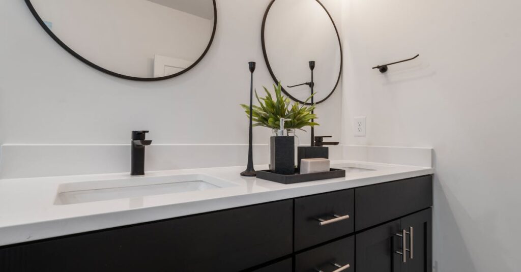 共働き家庭で家事代行を利用する様子。忙しい夫婦に代わって家事をこなすスタッフ。