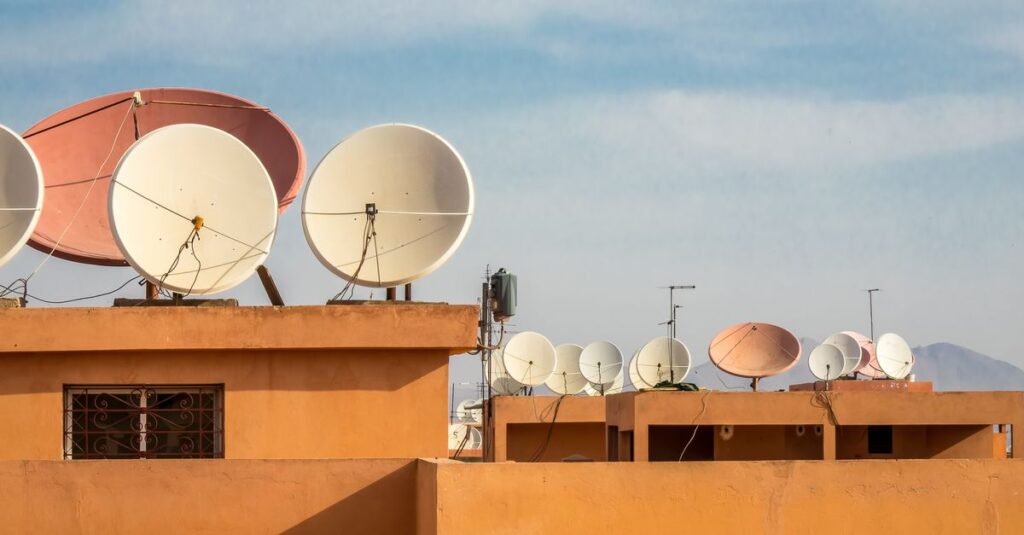 スカパーの視聴に必要なアンテナ設置とテレビ周辺機器の構成。