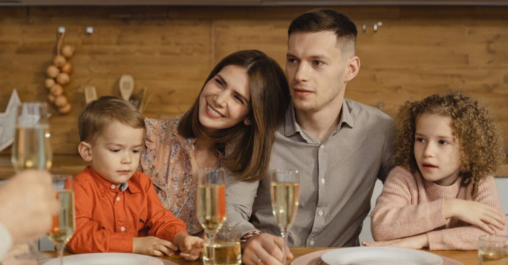 家族団らんでリラックスして食事を楽しむ様子