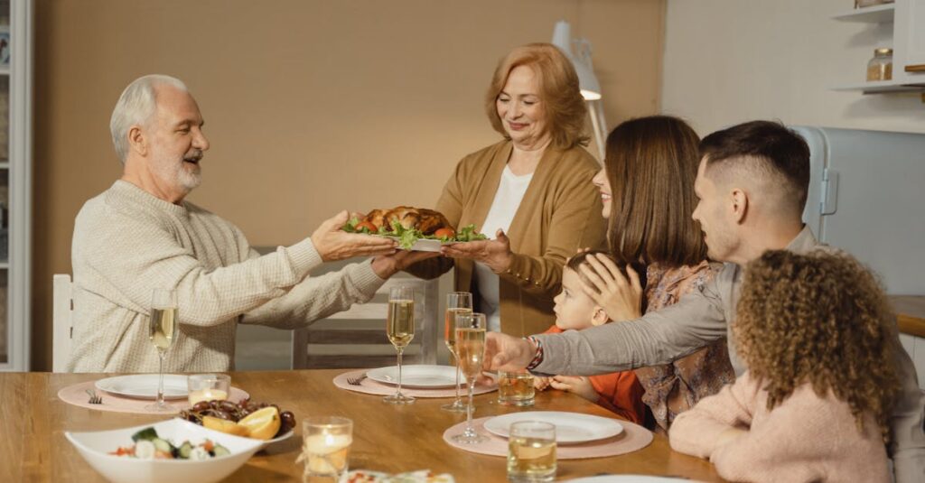 家族団らんでリラックスして食事を楽しむ様子