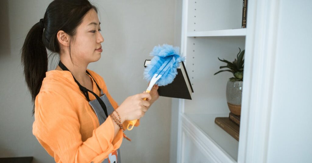 スマホで簡単に家事代行を予約している場面。スピーディな対応と予約しやすさに満足する利用者。