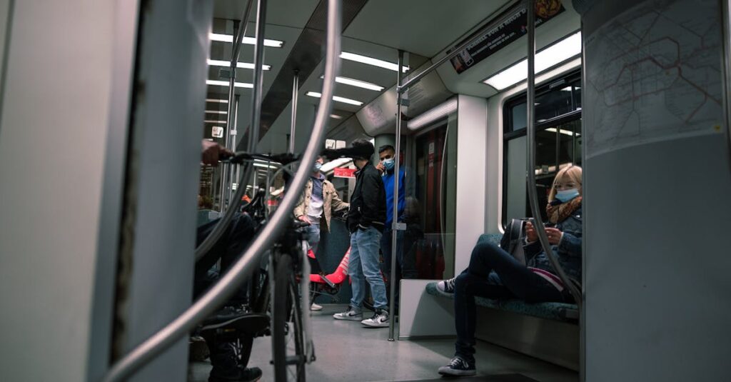 通勤中にABEMAプレミアムを利用しているシーンのイメージ画像