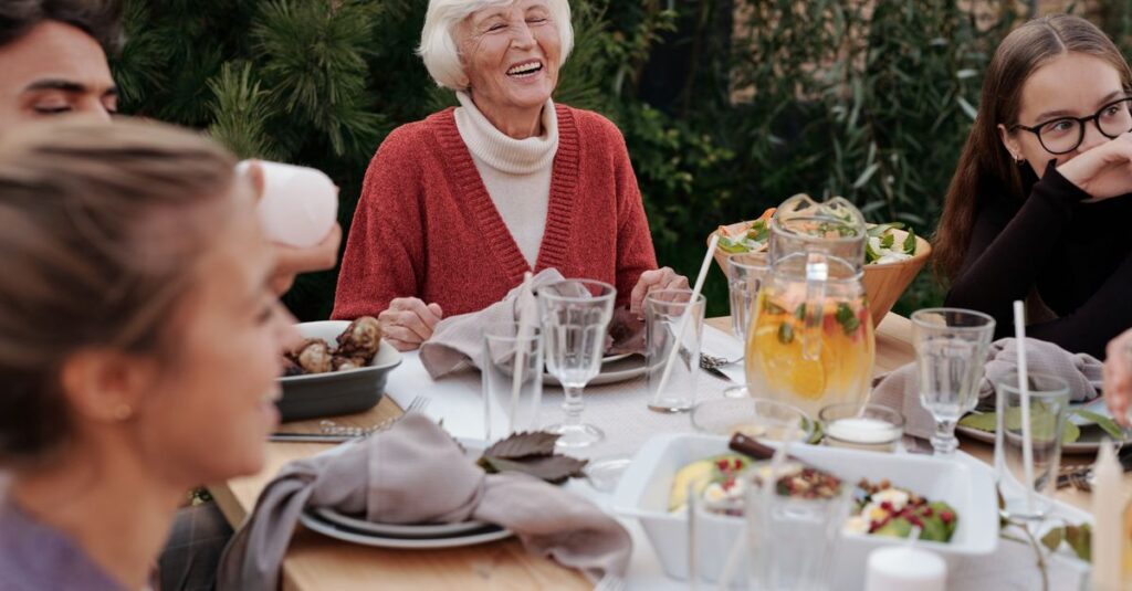 家族でパルシステムの食材を使った夕食を楽しむ様子