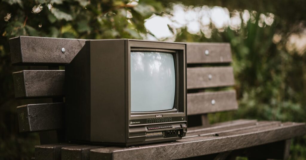 スカパーのサービス概要を表すイメージ。スポーツ、映画、アニメなど多ジャンルの映像が並ぶ。