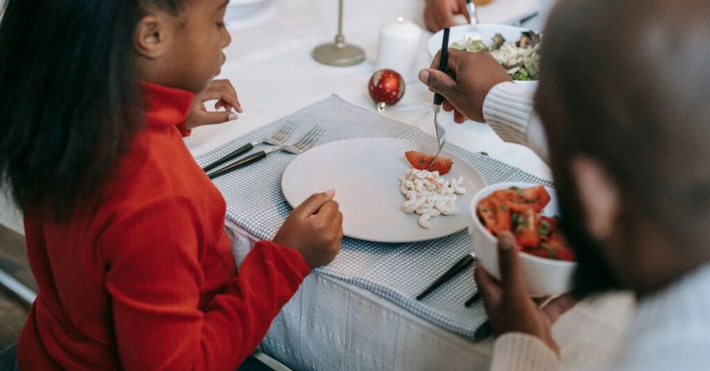 食卓で笑顔になっている家族の様子と手軽に作られた料理