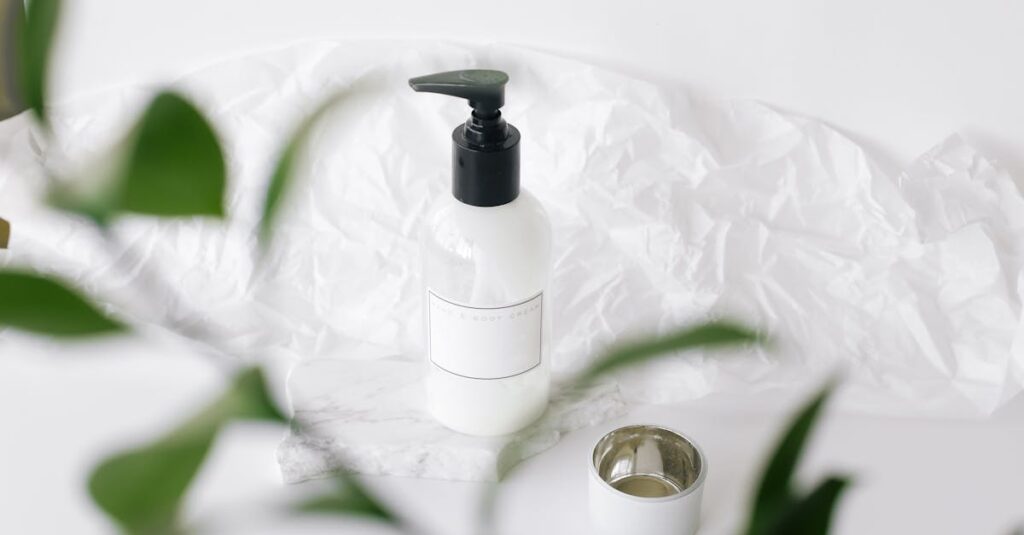 アロベビー ミルクローションのテクスチャと香りを感じる瞬間。手にとったときの軽さと香りに注目した画像。