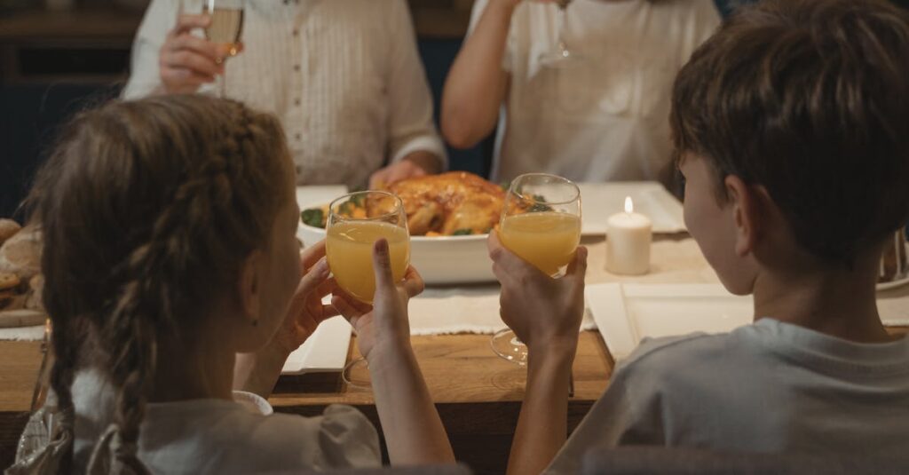 食卓で笑顔になっている家族の様子と手軽に作られた料理