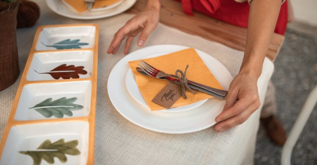 夕飯の献立に悩む女性がキッチンで立ち尽くしている様子