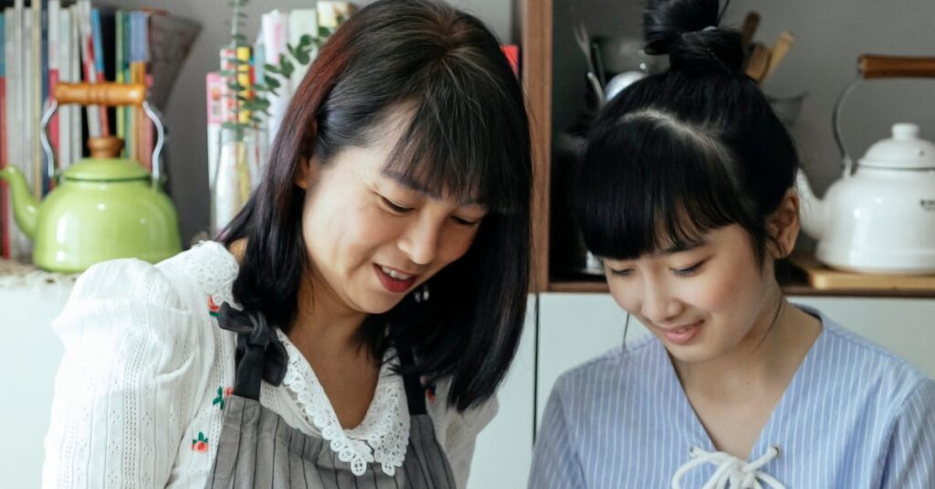 自宅での料理を笑顔で楽しむ男女の様子