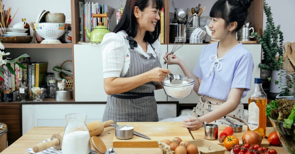 自宅での料理を笑顔で楽しむ男女の様子