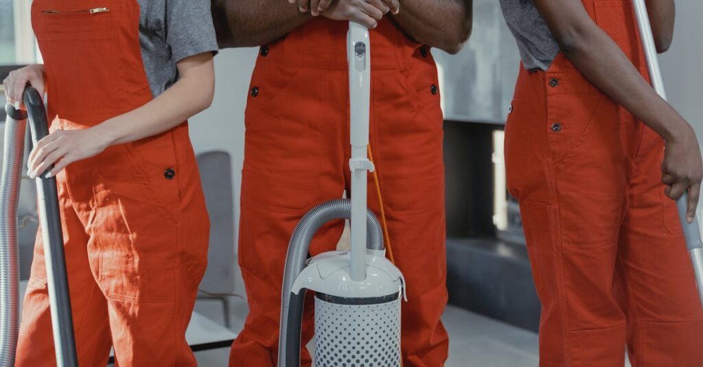 急な来客の前に家事代行を使って部屋を整えるシーン。来客直前でも安心して依頼できる様子。