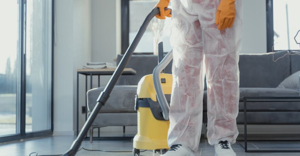 レンタルおもちゃを丁寧にクリーニング・除菌している様子