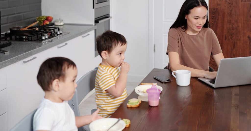 忙しいママが夕食を準備している様子