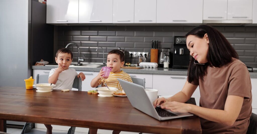 忙しい共働き家庭が食事計画を立てるイメージ